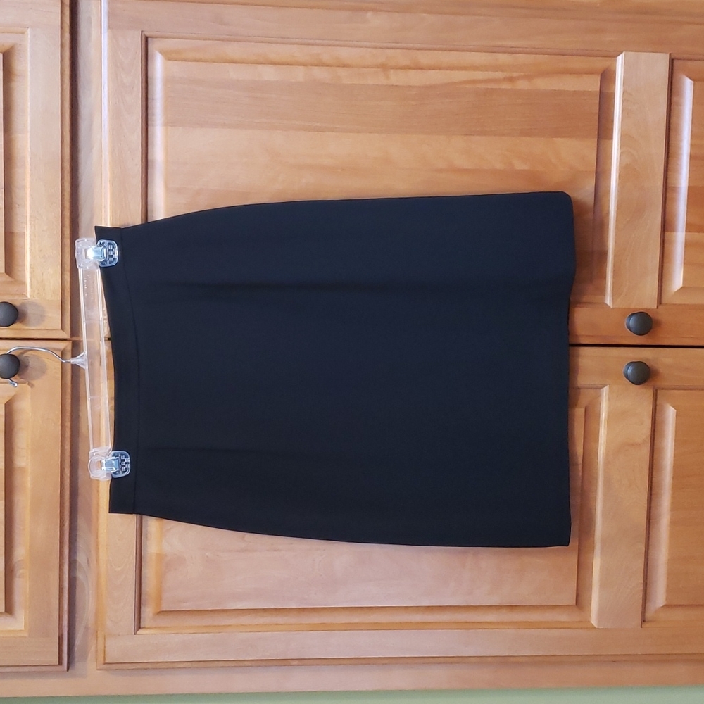 Jones New York A-line 8P skirt in black.